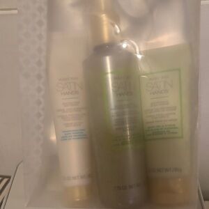 Mary Kay Satin Hands Trio - White and Gold